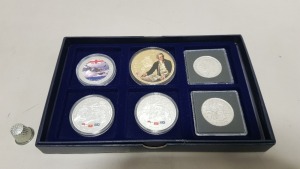 SET OF 4 COPPER, SILVER & GOLD PLATED COMMEMORATIVE COINS TOGETHER WITH 2 HALF CROWNS (1929 & 1944). CONTAINED IN A BLUE PRESENTATION BOX