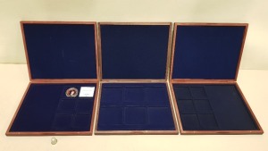 3 WOODEN PRESENTATION CASES (2 EMPTY), 1 CONTAINING A SINGLE COMMEMORATIVE COIN KING & QUEENS OF THE UK TOGETHER WITH CERTIFICATE OF AUTHENTICITY NO 02926