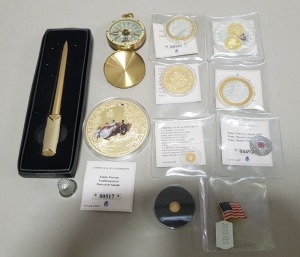8 VARIOUS COPPER, SILVER & GOLD PLATED COMMEMORATIVE COINS, INCLUDING QUEEN VICTORIA 1819 - 1901 - A FAMILY PORTRAIT & D-DAY LANDINGS. TOGETHER WITH A GOLD COLOURED LETTER OPENER IN CASE, A GOLD COLOURED COMPASS AND A STARS AND STRIPES PIN BADGE