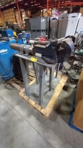 METAL VICE ON A HEAVY DUTY STAND