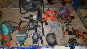 50 PIECE MIXED TOOL LOT TO INCLUDE BOSCH SANDER, A LARGE QUANTITY OF HAMMERS, 2 X SUCTION CUPS, SEALEY FAN AND 2 X BLACK AND DECKER SANDERS ETC.