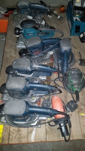 10 PIECE MIXED TOOL LOT TO INCLUDE 6 X BOSCH SANDERS, 1 X MAKITA SANDER, 1 X MACALISTER SANDER 1 X BLACK AND DECKER SANDER AND 1 X HITACHI SANDER