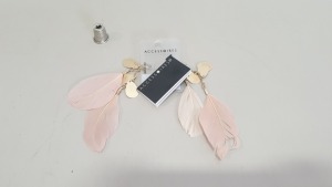 APPROX 320 X GOLD COLOURED PAIRS OF EARRINGS WITH PINK FEATHERS - IN 1 CARTON