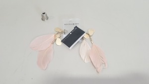 APPROX 320 X GOLD COLOURED PAIRS OF EARRINGS WITH PINK FEATHERS - IN 1 CARTON