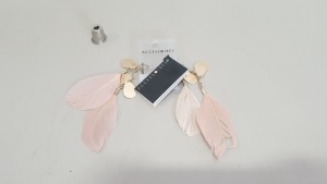 APPROX 320 X GOLD COLOURED PAIRS OF EARRINGS WITH PINK FEATHERS - IN 1 CARTON