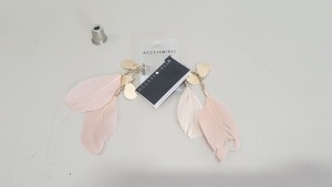 APPROX 320 X GOLD COLOURED PAIRS OF EARRINGS WITH PINK FEATHERS - IN 1 CARTON