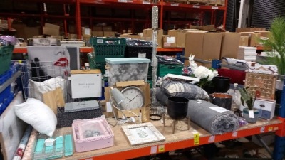 MISC LOT OF GIFTWARE ITEMS ON A FULL SHELF IE. RUG, CUSHIONS, CLOCK, TRAYS, BASKET, LAMP SHADE, PHOTO FRAMES, VOTIVE HOLDERS, LAMP BASES ETC.