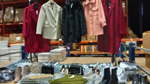 46 PIECE MIXED LOT TO INCLUDE WALLIS FAUX FURR JACKET, DOROTHY PERKINS RED OVERSIZED JACKETS, VERO MODA HEELED SHOES AND TOPSHOPS BAGS ETC.