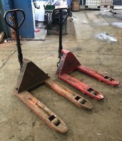 2 X PALLET TRUCKS (ONE NON-OPERATIONAL) - ** ITEMS TO BE COLLECTED FROM SWINTON **