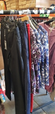 17 PIECE MIXED CLOTHING LOT CONTAINING ADRIENNA VITTADINI BLOUSE IN VARIOUS STYLES, LAURIE TROUSERS, SAINT TROPEZ TROUSERS AND JUNA ROSE BLACK DENIM JEANS ETC