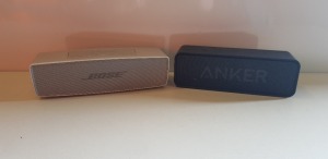 2 X SPEAKER LOT CONTAINING 1 X BOSE SOUNDLINK MINI AND 1 X ANKER WIRELESS SPEAKER