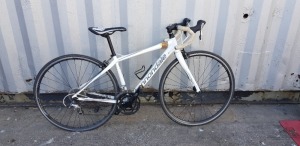 CANNONDALE ROAD RACER WITH 17 INCH FRAME AND 20 GEARS