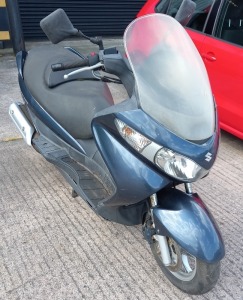 BLUE SUZUKI UH 125 K9. Reg : ST09XBS Miles: 10846 Details: FIRST REGISTERED 8/8/2009 124CC MOTORCYCLE NO KEY NO V5 NO MOT