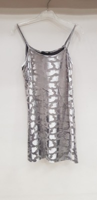 26 X BRAND NEW QUIZ VELVET GREY PATTERNED DRESSES IN VARIOUS SIZES RRP €26.99 (TOTAL RRP €701.74)