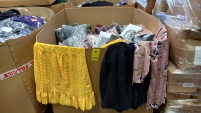 500+ BRAND NEW ASSORTED ITEMS OF CLOTHING ( MAINLY WOMANS ITEMS ) TO INCLUDE LIGHT DRESS , WAIST COATS, , SILK BLOUSE ETC IN VARIETY OF COLOURS AND SIZES