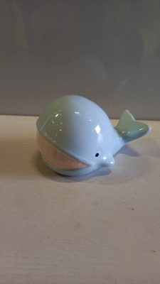 864 X BRAND NEW WHALE ORNAMENT IN CERAMIC ( BLUE AND WHITE ) ( COMES IN 36 BOXES )