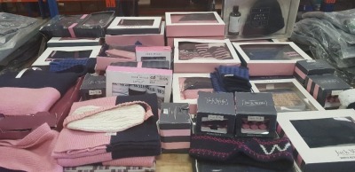 28 + PIECE MIXED JACK WILLS ACCESSORIES LOT CONTAINING WOODEN PUZZLES, WINTER ACCESSORIES SET, BOYPANT SETS, GLOVES AND BEANIE AND TOILETRY GIFT SET ETC
