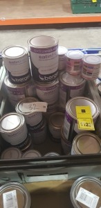 32 PIECE MIXED LOT TO INCLUDE BERGER INTERIOR WOOD AND METAL SATIN FINISH BRILLIANT WHITE PAINT (1.25L), RUSTINS SMALL JOB CANDY PINK GLOSS PAINT FOR INDOOR AND OUTDOOR USE (250ML) AND BERGER INTERIOR WOOD AND METAL SATIN FINISH BRILLIANT WHITE PAINT (750