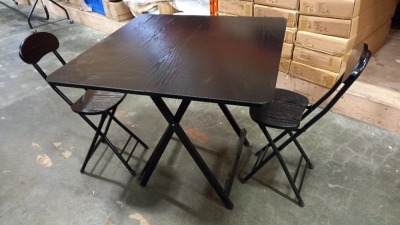 2 X BLACK COLOURED 80 X 80 CM SQUARE TABLES AND 4 X BLACK FOLDABLE CHAIRS (GRADED GOOD CONDITION) - 2 BOXES FOR TABLES, 2 BOXES FOR CHAIRS (PACKED 2 PER BOX)