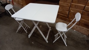 2 X WHITE COLOURED 80 X 80 CM SQUARE TABLES AND 4 X WHITE FOLDABLE CHAIRS (GRADED GOOD CONDITION) - 2 BOXES FOR TABLES, 2 BOXES FOR CHAIRS (PACKED 2 PER BOX)