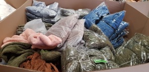 500 + PIECE MIXED CLOTHING LOT CONTAINING BLUE ZIP UP JUMPERS, RED ZIP UP JUMPERS, KHAKI 1/4 ZIP JUMPERS, BROWN 1/4 ZIP JUMPERS AND PINK FUR HOODIES ETC