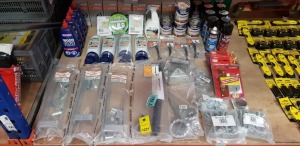 APPROX 45 PIECE MIXED LOT CONTAINING DULUX GOLDEN TEAK WOOD SHEEN, SOUDAL CLEANER AND DEGREASER, SOUDAL PTFE SPRAY, 5 LEVER DOOR LOCKS, BONA WOOD FLOOR CLEANER AND VARIOUS DOUBLE GATE FASTNER SETS ETC