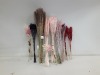 400 X BRAND NEW SILK KA FLOWERS FOR LIFE MIXED ARTIFICIAL FLOWERS LOT CONTAINING 60X FLUFFY BUNCH PAMPAS, 60X INDIAN CORN BUNCH, 50 X BUNCH CAPBLUMEN FLOWERS, 20 X TARWE BURNT ORANGE, 20 X TARWE PINK MIOSTY FLOWERS ETC
