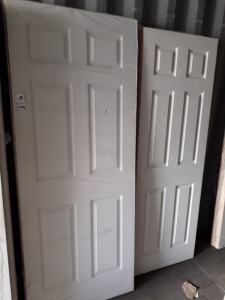 6 X BRAND NEW INTERNAL DOOR LOT TO INCLUDE 3 X 6 PANEL GRAINED WHITE INTERNAL DOOR ( 3.5 CM X 81 CM X 204 CM ) AND 3 X 6 PANEL GRAINED WHITE INTERNAL DOOR ( 3.5 CM X 68.5 CM X 198 CM )