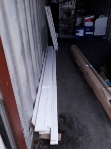 30 + PIECE LOT TO INCLUDE MDF VARIOUS SKIRTING BOARD IN VARIOUS SIZES ( ALL IN WHITE )