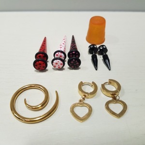 APPROX 1000 X BRAND NEW EAR RINGS IN VARIOUS STYLES, SIZES AND COLOURS