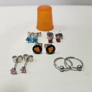 APPROX 1000 X BRAND NEW EAR RINGS IN VARIOUS STYLES, SIZES AND COLOURS