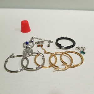 APPROX 1000 X BRAND NEW EAR RINGS IN VARIOUS STYLES, SIZES AND COLOURS