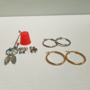 APPROX 1000 X BRAND NEW EAR RINGS IN VARIOUS STYLES, SIZES AND COLOURS