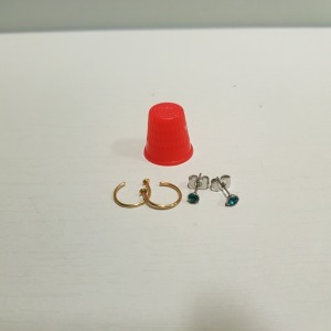 APPROX 1000 X BRAND NEW EAR RINGS IN VARIOUS STYLES, SIZES AND COLOURS