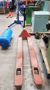 1 X ELONGATED PALLET TRUCK 2 METER FORKS 2000KG CAPACITY