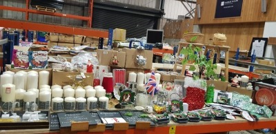 FULL BAY CONTAINING VARIOUS PRICES CANDLES, CHALK BOARDS, CHRISTMAS BOOKS, SALT LAMPS, CHAIRS, BASKETS AND VARIOUS CHRISTMAS ORNAMENTS ETC