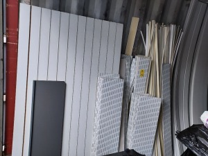 100 + PIECE LOT TO INCLUDE BRAND NEW SLAT WALLING & EDGING, UPVC WINDOW AND DOOR BEADING (20MM) IN WHITE GLOSS AND OFF CUT PVC ROOF TRIM FACE PANELS