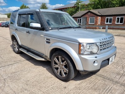 SILVER LANDROVER. ( DIESEL ) Reg : YJ11 MSZ Mileage : 62385 Details: 1 KEY MOT - 22/11/2022 ENGINE SIZE: 5000CC RARE 5L V8 PETROL ENGINE CLIMATE CONTROL SAT NAV 3 SUNROOFS AUTOMATIC FULL LEATER SEVEN SEATS