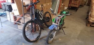 2 PIECE MIXED BIKE LOT CONTAINING 1 X MOTO MADDNESS 125 CC PIT BIKE ( NOT IN WORKING CONDITION ) ( ITEM NUMBER : DB125-1 2020 Y 09 M ) AND 1 X ELECTRIC BIKE WITH 29 FRAME AND 26 WHEELS ( NOT IN WORKING CONDITION )