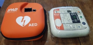 BRAND NEW (UNUSED) AED DEFIBRILLATOR BY CU MEDICAL SYSTEMS INC MODEL: CU-SP1 AUTO SN G1045L634. MANUF 18 08 2020