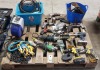 MIXED LOT OF TOOLS CONTAINING 2 DEWALT DRUSHLESS DRILLS - COMES WITH NO BATTERY , 1 X DEWALT DRILL WITH BATTERY , 1 X MAKITA ANGLE GRINDER , 1 X HITACHI ANGLE GRINGER , 9 X VARIPOUS AIR TOOLS TO INCLUDE DRILLS , SNIPS , RATCHETS ALSO KOBE RETRACTABLE