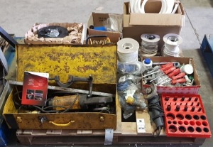 MIXED TOOL LOT CONTAINING LARGE REMS PROFFESIONAL RETHREADER WITH VARIOUS ATTACHMENTS OF SIZES , BOSCH 3 PIN ANGLE GRINDER ( GWS-7-115) , KENNEDY SOCKET SCREWDRIVERS , INDUSTRAIL 3 PIN EXTENTION LEAD , GLASS SEAL IN VARIOUS SIZES , HOSES , ELECTRIC MOT