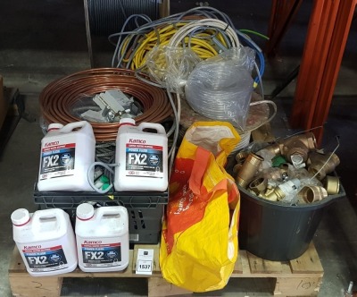 MIXED TOOL LOT CONTAINING KAMCO CENTRAL HEATING POWER FLUSH FX2 , FULL BUCKET OF BRASS COUPLERS / VALVES , BAG OF COPPER PIPES / COUPLERS/ TUBING , LARGE AMOUNT OF VARIOUS CABLES AND A ROLL OF 4 CORE CABLES ETC - PLEASE NOTE ALL ON 1 PALLET