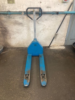 PFAFF 1500kg PALLET TRUCK (BLUE) ** PLEASE NOTE THESE ITEMS ARE LOCATED IN STOCKPORT & WILL REQUIRE COLLECTING FROM THE PREMISES **