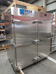 BRAND NEW STAINLESS STEEL COMMERCIAL FOOD STEAMING CABINET FOR WHOLESALE FOOD PRODUCTION BY XIANGYING CENTRAL KITCHEN (180CM LONG X 120CM DEEP X 200CM HIGH) MODEL: XYZX-260A, MANUF DATE: MAR 2019, CAPACITY 200KG / HR, AC 220V ORIG RRP $8000 (LATEST $8600)