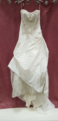 1 X PRONOVIAS WEDDING DRESS SIZE 14 RRP £1168.00 (NOTE: RIP AT BACK REQUIRES REPAIR)