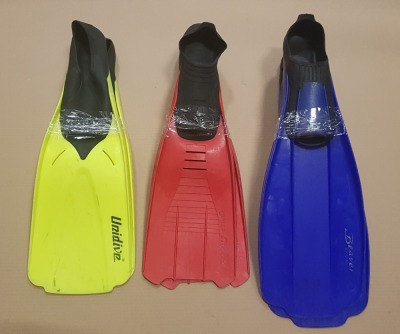 10 X SCUBA DIVING FINS IE AQUALUNG AND BEAVER IN VARIOUS COLOURS AND SIZES (EX-HIRE)