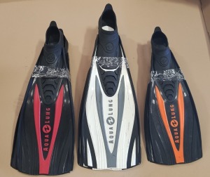 10 X SCUBA DIVING FINS IE AQUALUNG IN VARIOUS COLOURS AND SIZES (EX-HIRE)