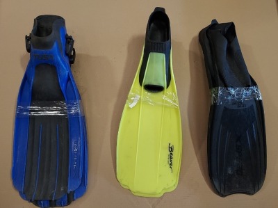 10 X SCUBA DIVING FINS IE BEAVER AND XSPEED IN VARIOUS COLOURS AND SIZES (EX-HIRE)