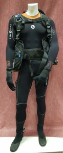 1 X AQUALUNG FULL WET SUIT AND DIVING HARNESS, GLOVES AND SHOES AND MANEQUIN